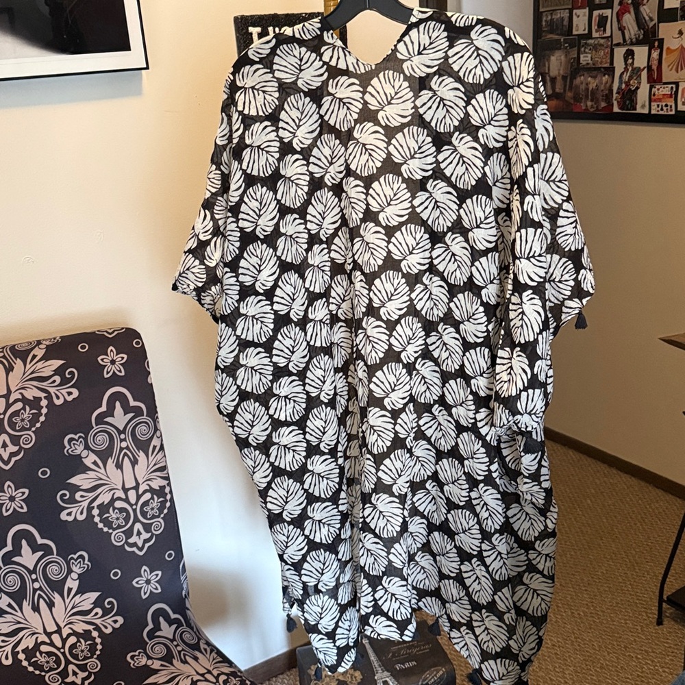 Black and White Leaf Patterned Kimono - Picture 5 of 5